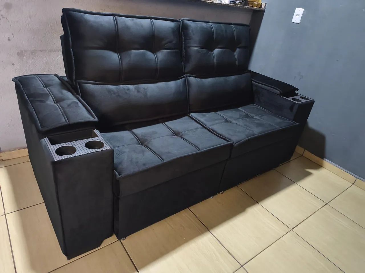 Sofá retrátil com porta copos 
