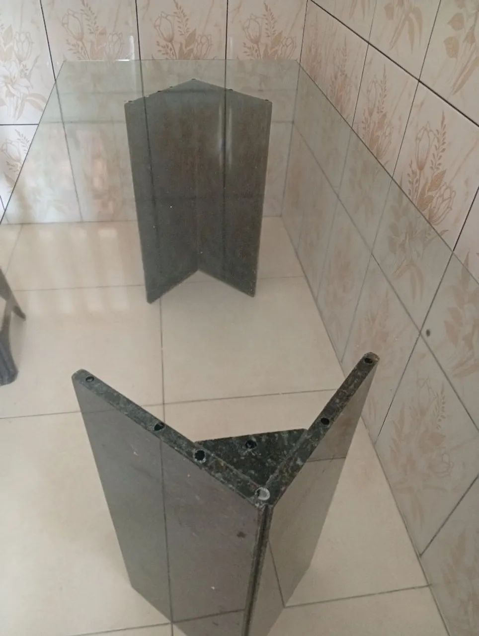 Mesa com tampo de  Vidro e pés de Mármore 