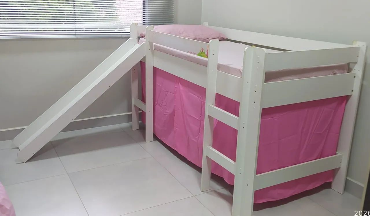 Cama infantil com escorregador 
