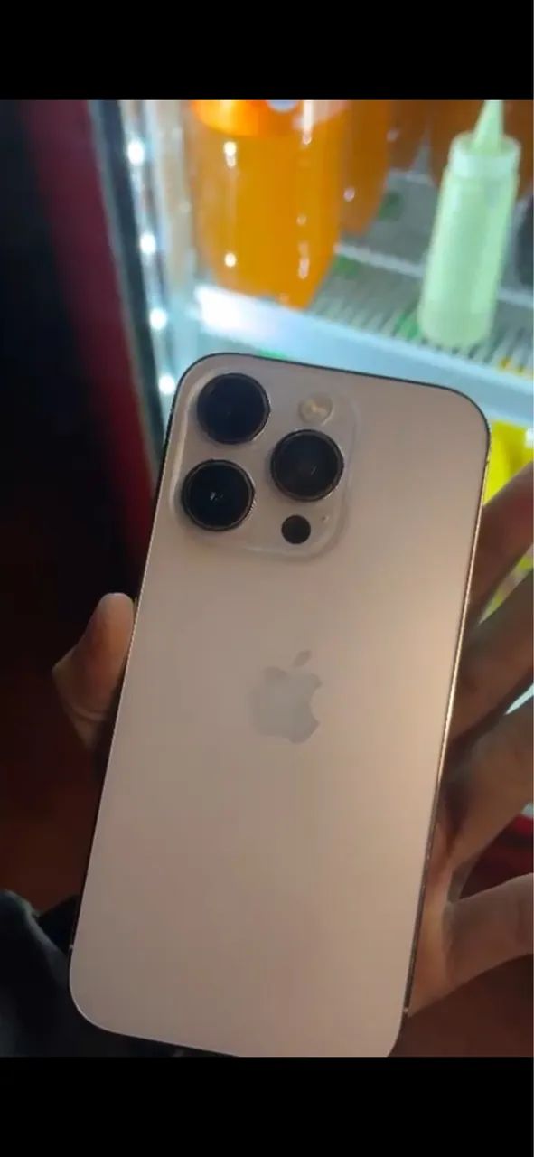 iPhone 14 Pro branco, sem detalhes de uso