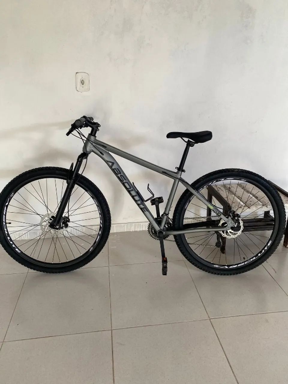 VENDO BICICLETA ARO 29 ACOMPANHA NOTA FISCAL APENAS 1 ano de uso 