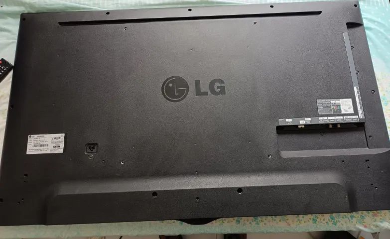TV LG de 49 polegadas com imagem distorcida e linhas verticais na tela. - Foto 3