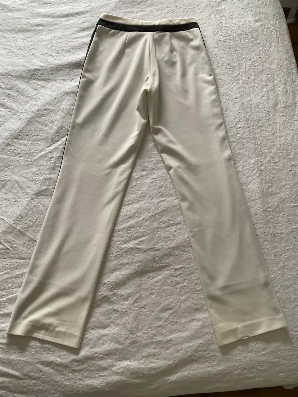 Calça branca com forro e detalhes em preto  na lateral e cintura  - Foto 5