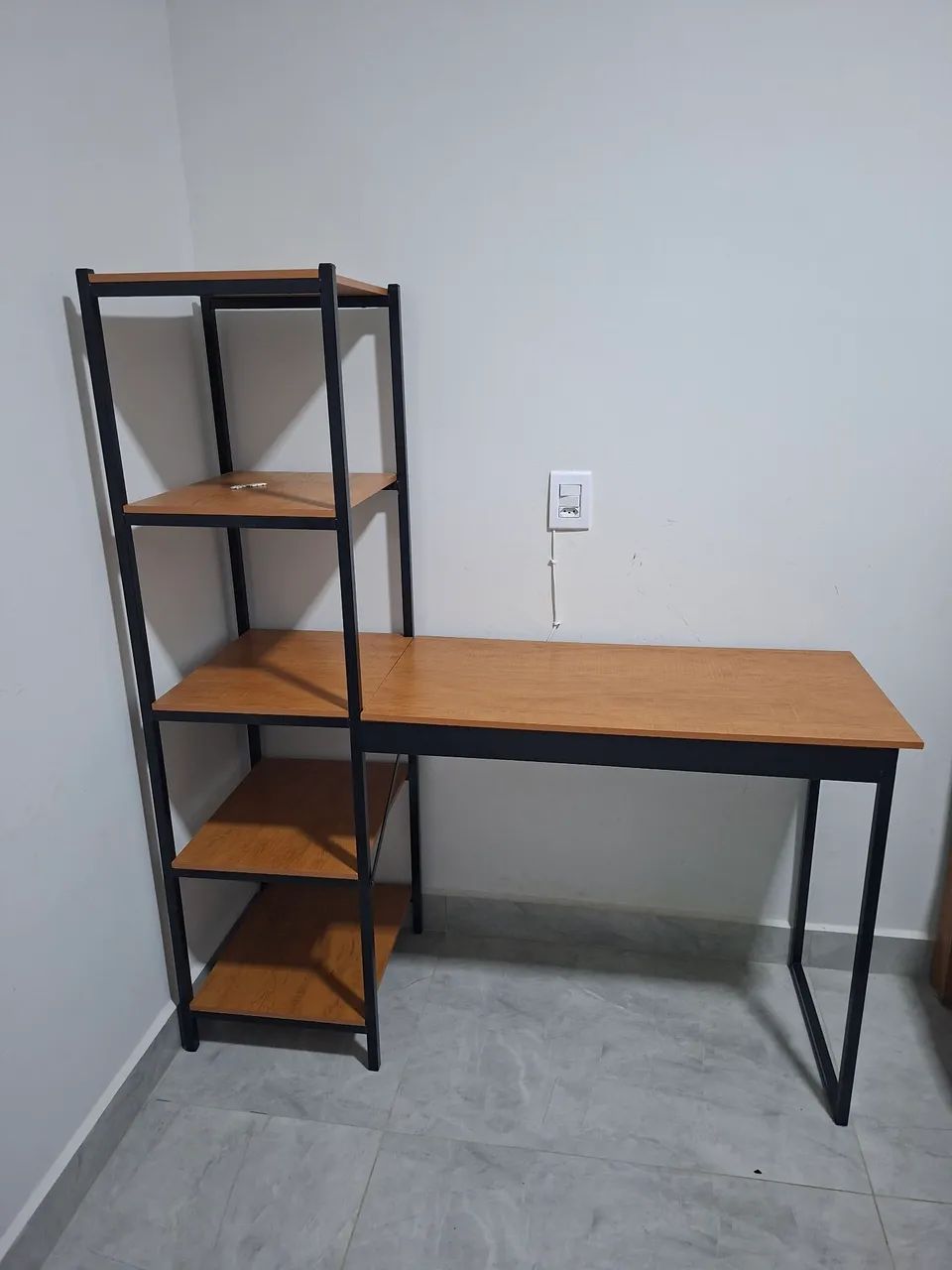 Mesa com prateleiras 130x45 - Foto 2