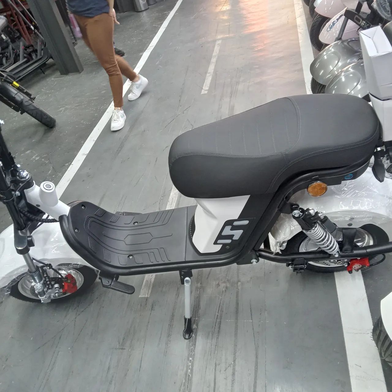 Scooter elétrica X13 na caixa