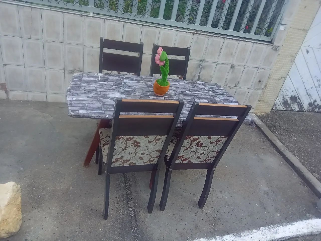 Vendo mesa com 04 cadeiras.  - Foto 2