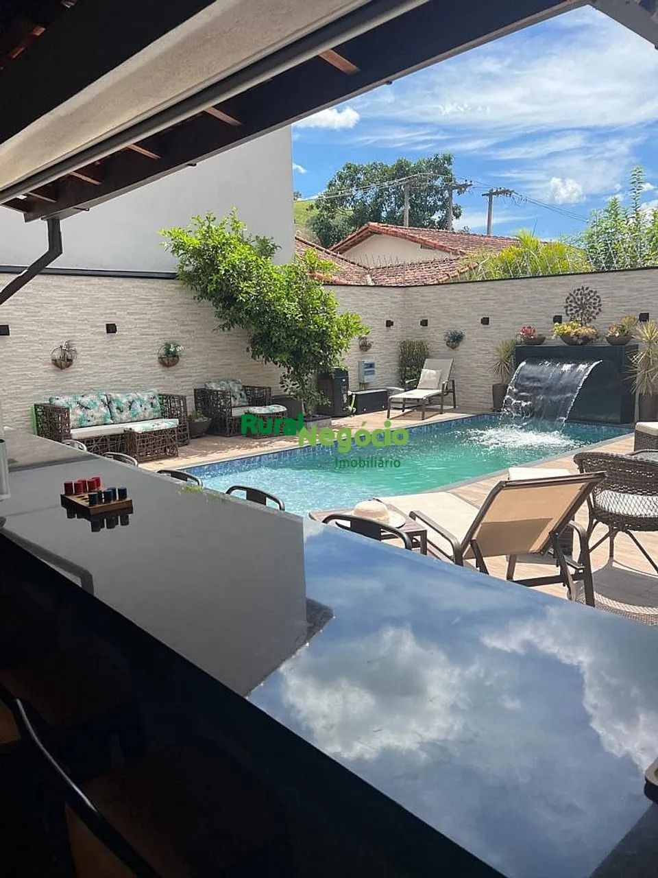 CASA COM FINO ACABAMENTO EM REGIÃO CENTRAL DE ITAMONTE-MG