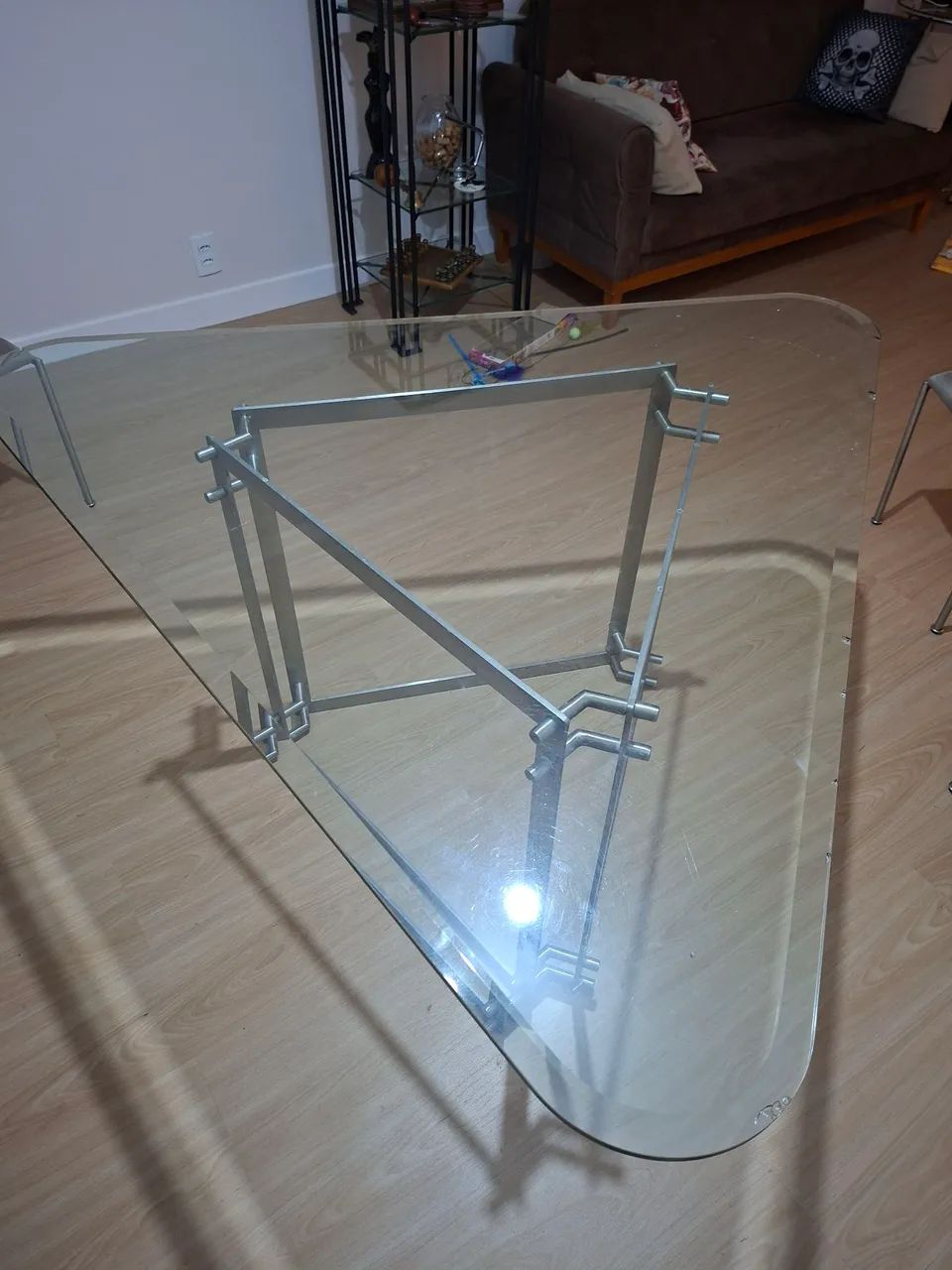 Mesa com base em aço 