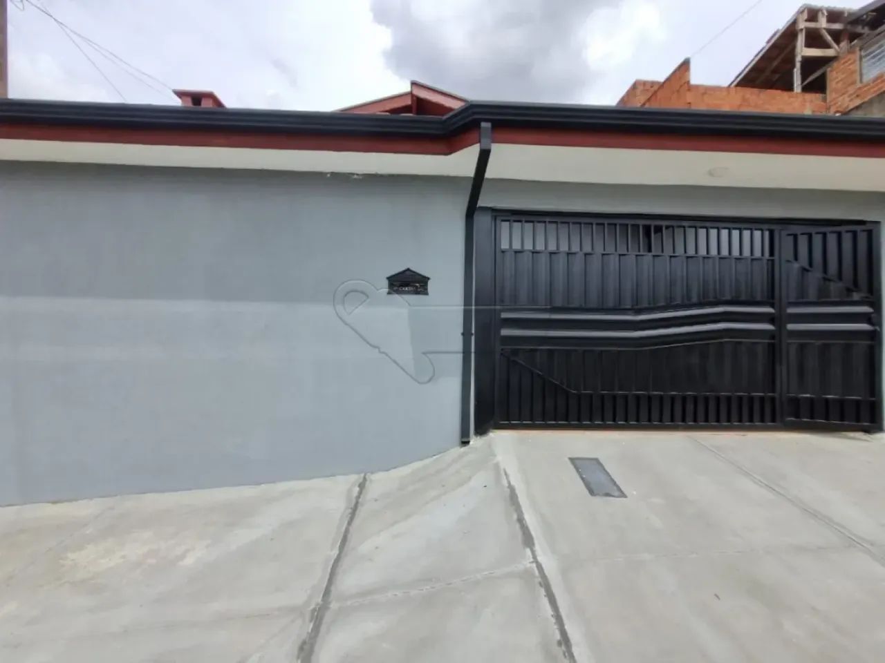 Casa residencial com 03 quartos no Jardim Recanto Verde.