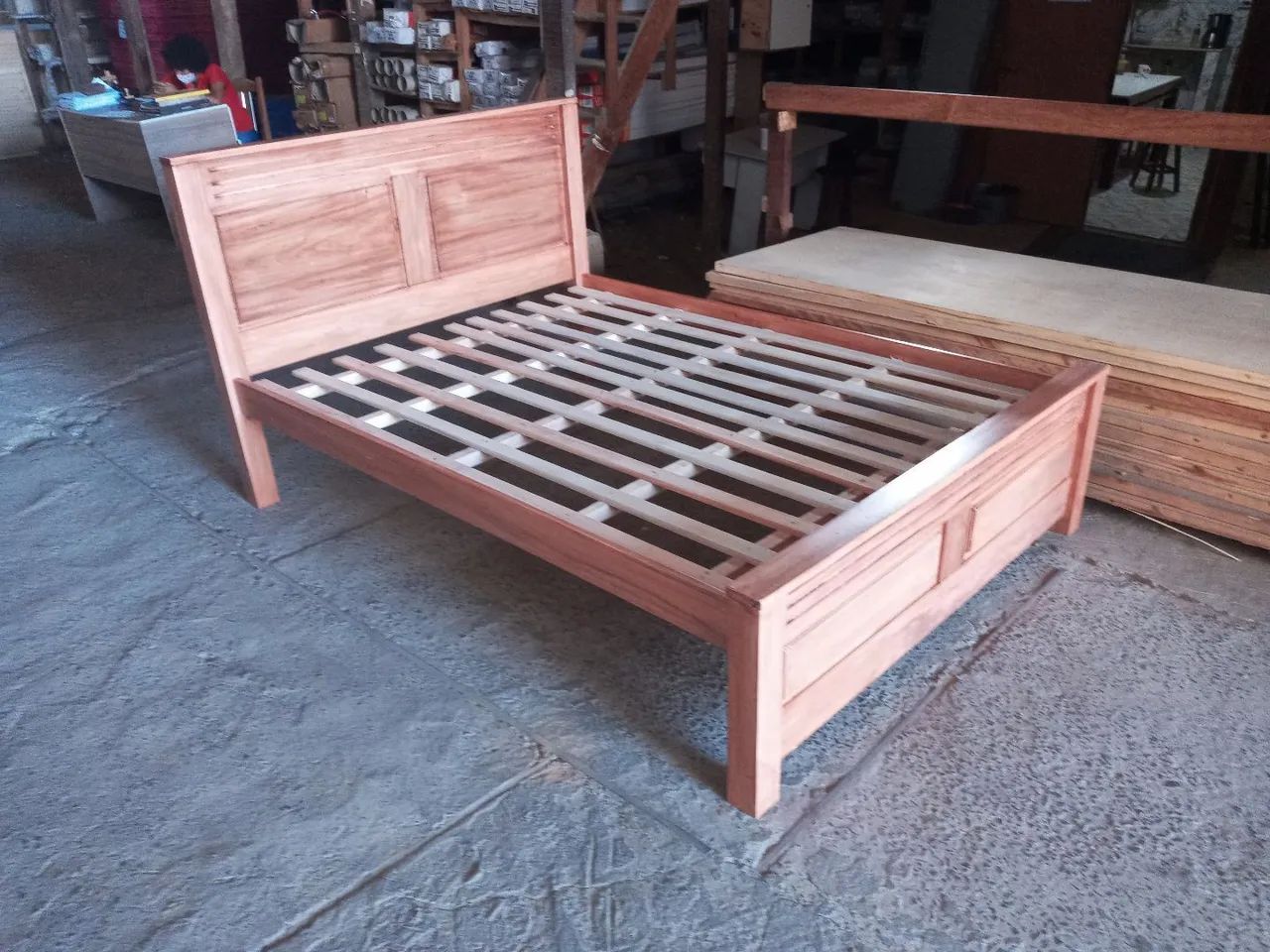 Cama de casal de madeira maciça