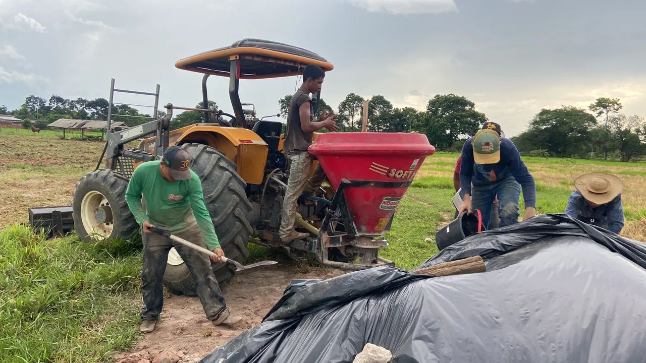 Trator valtra A750 e implementos 