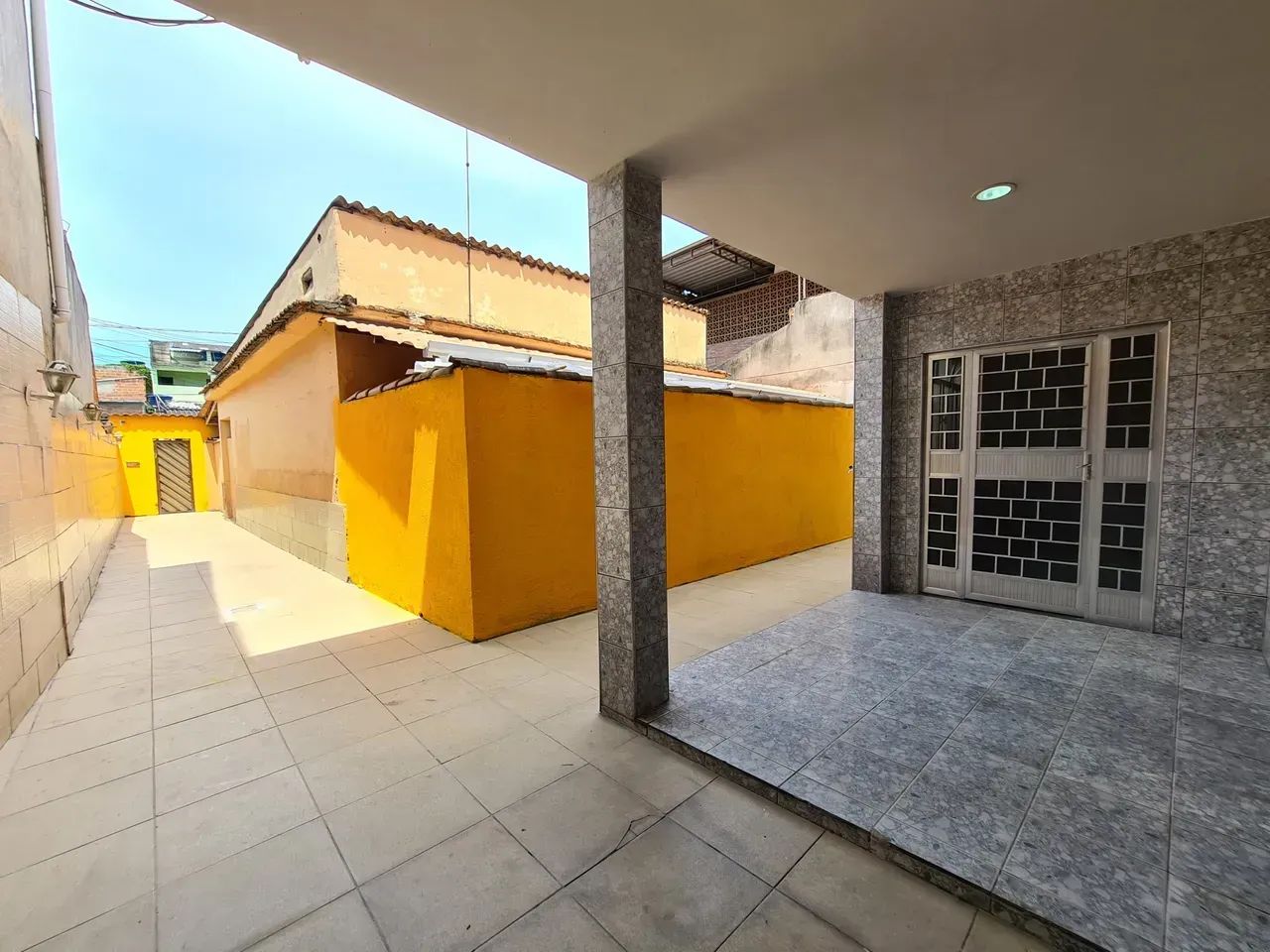 Excelente casa com 03 quartos, 03 banheiros, terraço e churrasqueira no centro de Comendad - Foto 2