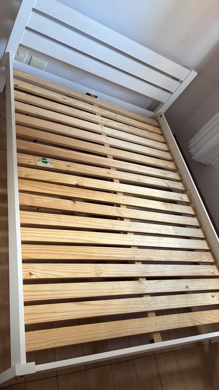 Cama de casal de madeira 