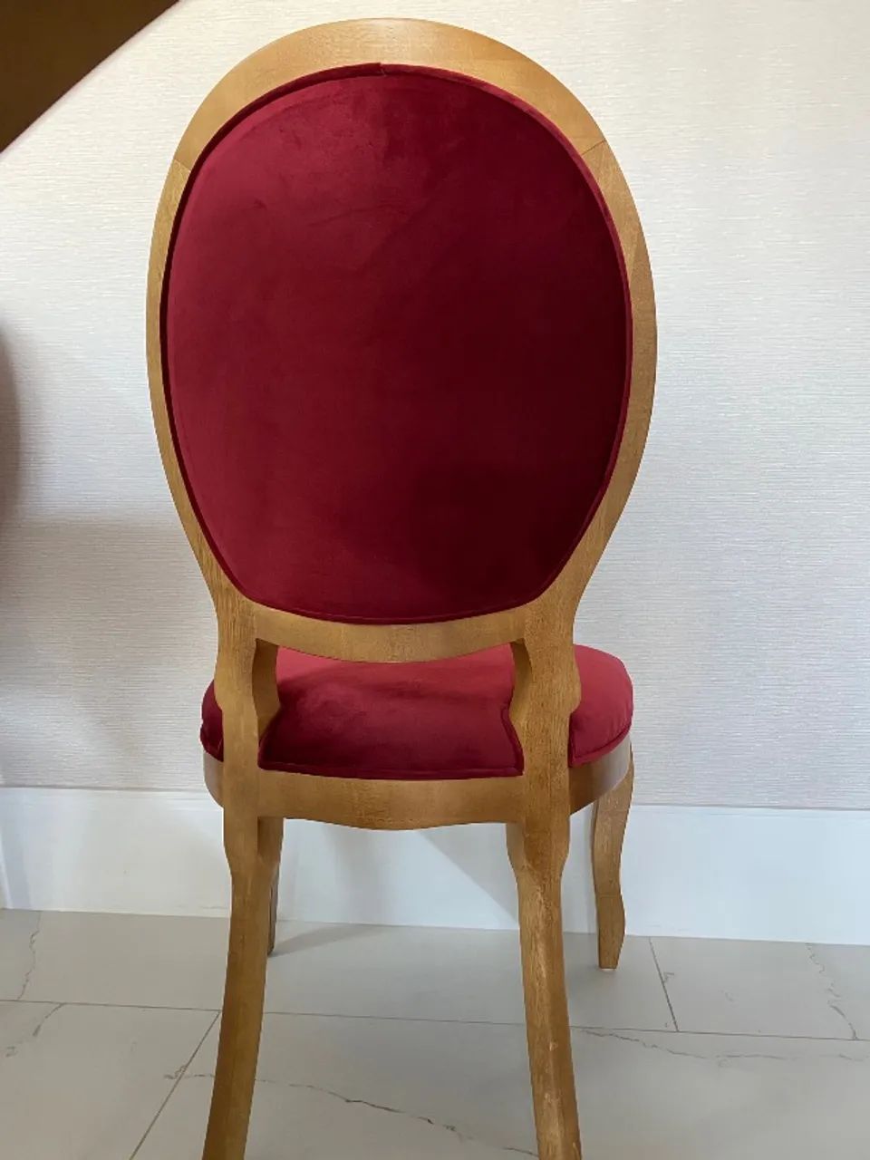 Clássica Poltrona Medalhão com Encosto em Capitonê,  Estofada em Veludo Vinho, Nova! - Foto 4
