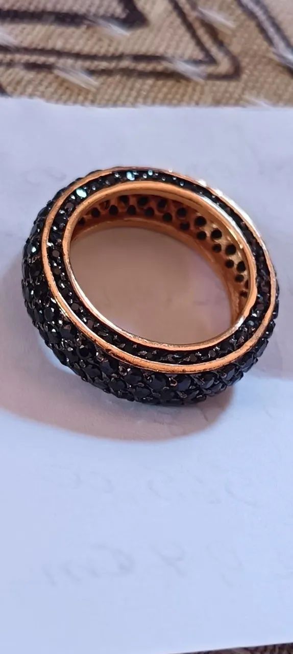 ANEL COM ZIRCÔNIAS NEGRAS BANHADO A OURO  - Foto 3