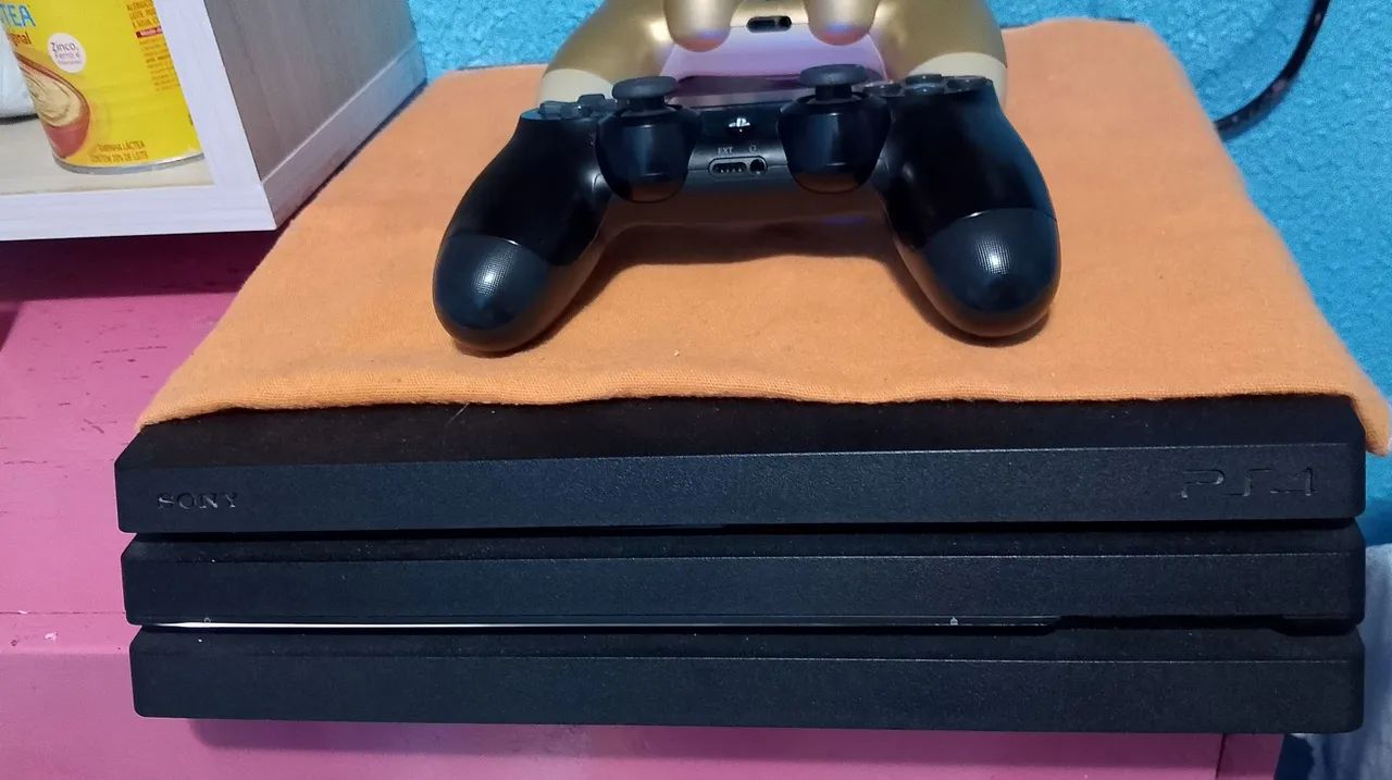 Vendo um PS4 pro de um tera 
