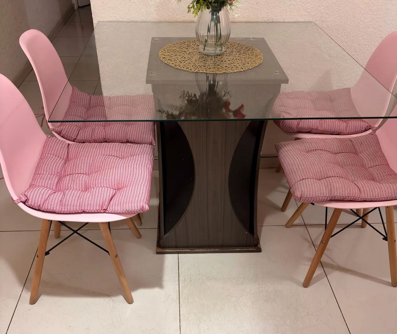Mesa de jantar com 4 cadeiras 