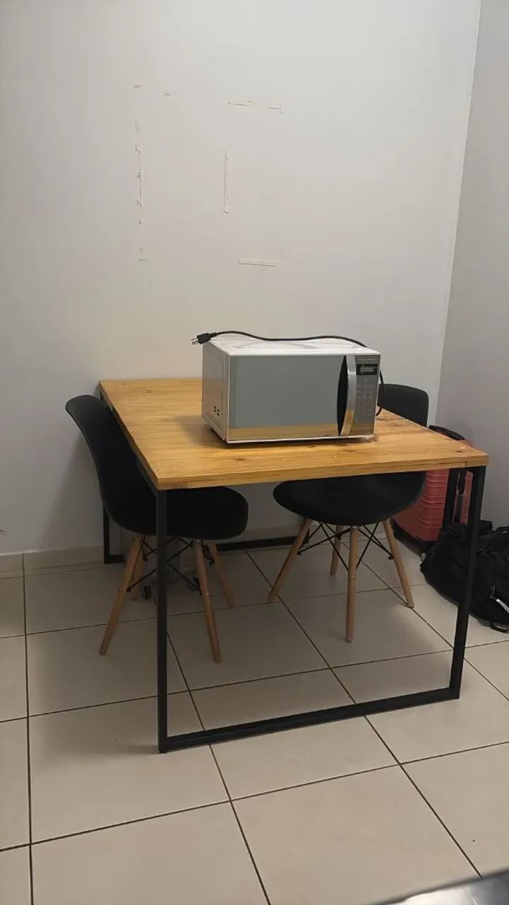 Mesa industrial 4 lugares ( sem cadeiras)
