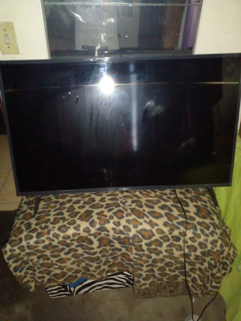 Vendo smart tv LG 43 polegadas ela tá com a tela trincada ideal para retirada de peças 