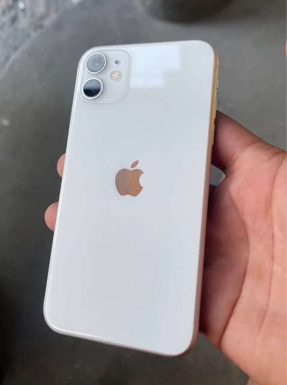 Vendo iPhone 11 branco, 128g bateria 98% semi nono acompanha