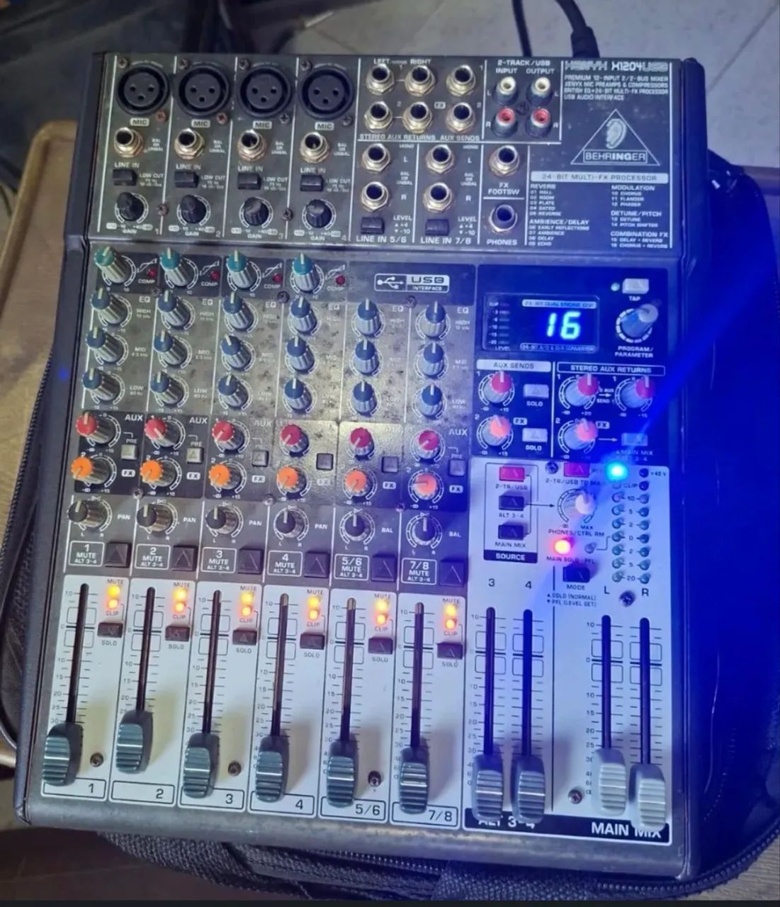 Mesa de som Behringer X1204USB Xenyx 