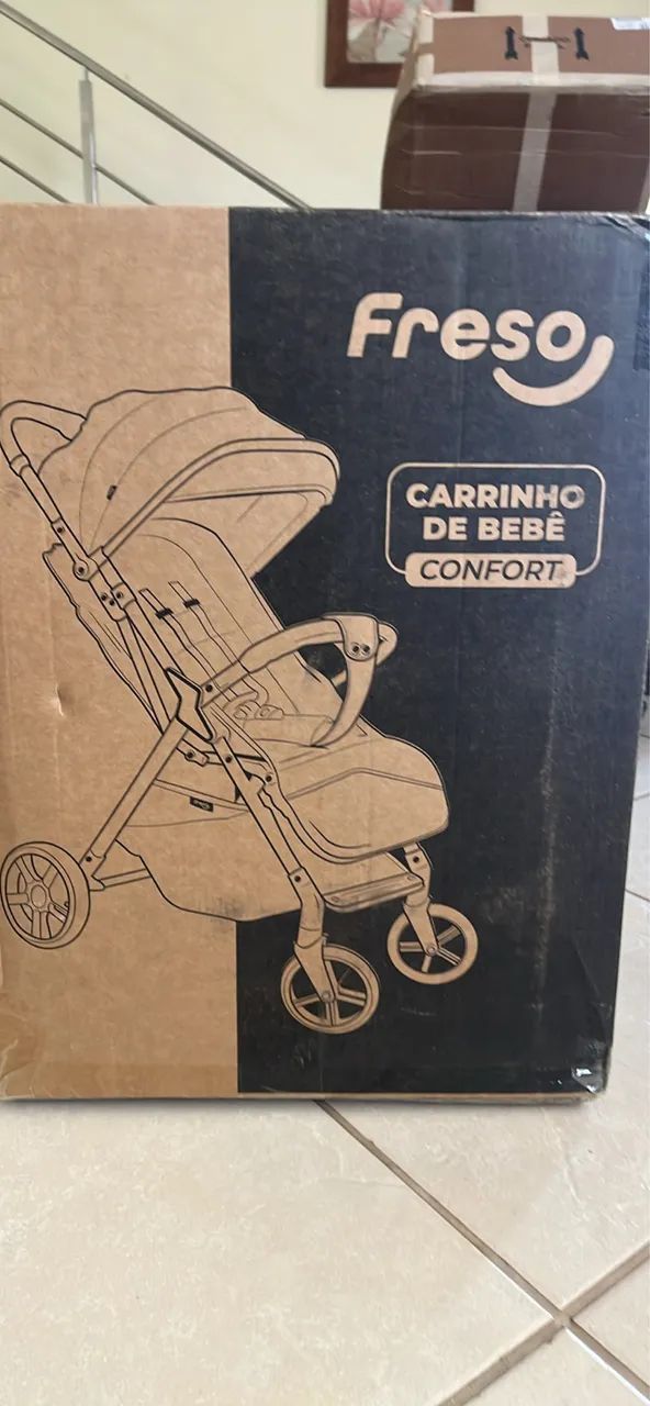Carrinho de bebê novo na caixa 