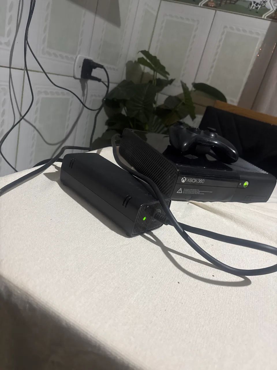 Xbox 360 com um controle funcionando perfeitamente e com dois jogos  - Foto 2
