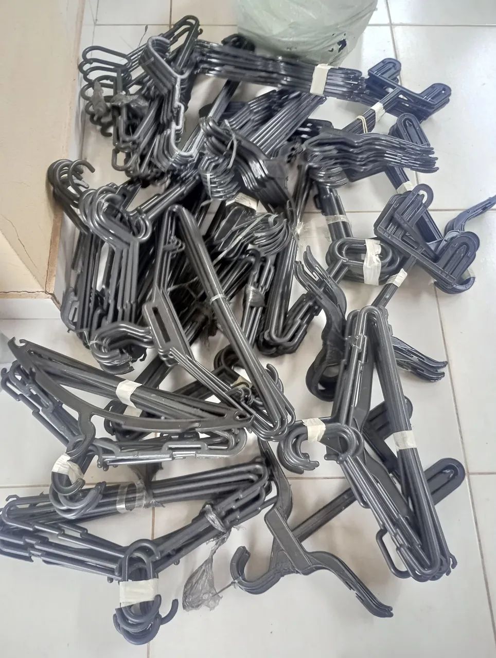 Vendo cabides pra loja de roupas e calçadoss 