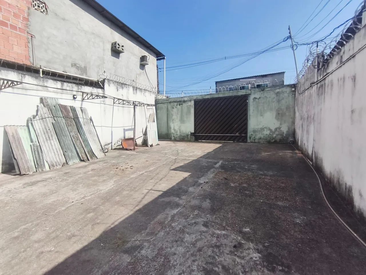 //Alugo casa com 3 suítes no Tancredo Neves 