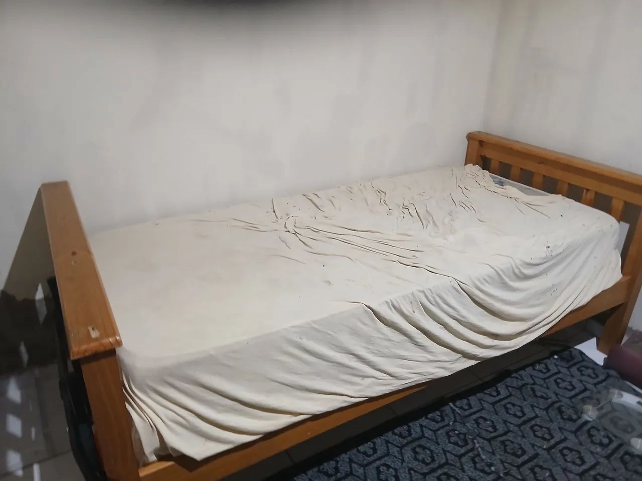 Cama solteiro com colchão 
