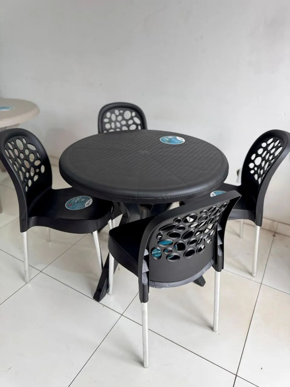 Conjunto de mesas e cadeiras