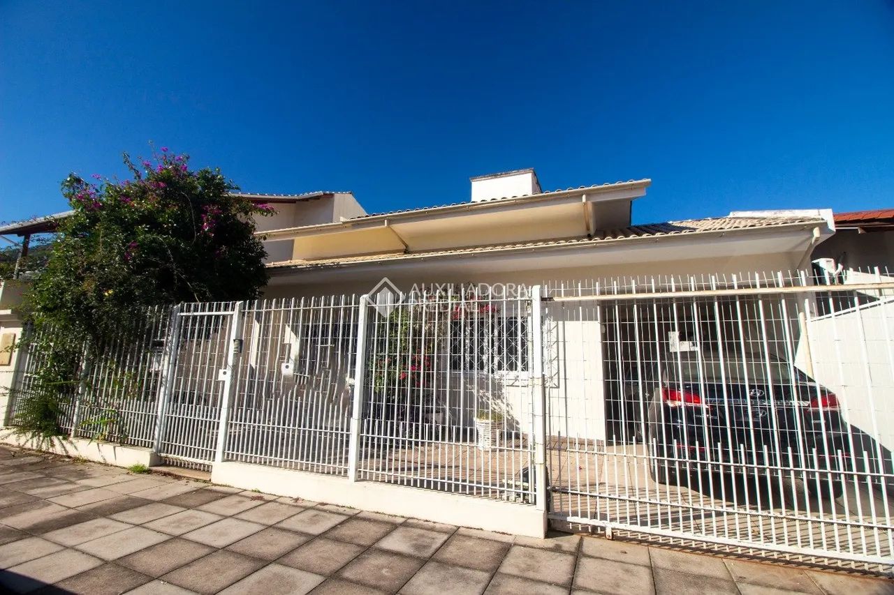 Casa à venda, 6quartos, 2 suítes, 2 vagas no Itacorubi em Florianópolis-SC.