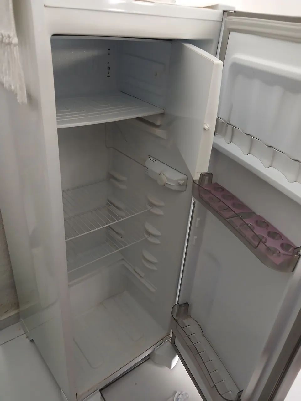 VENDIDO Geladeira Esmaltec da linha ROC31  - Foto 3