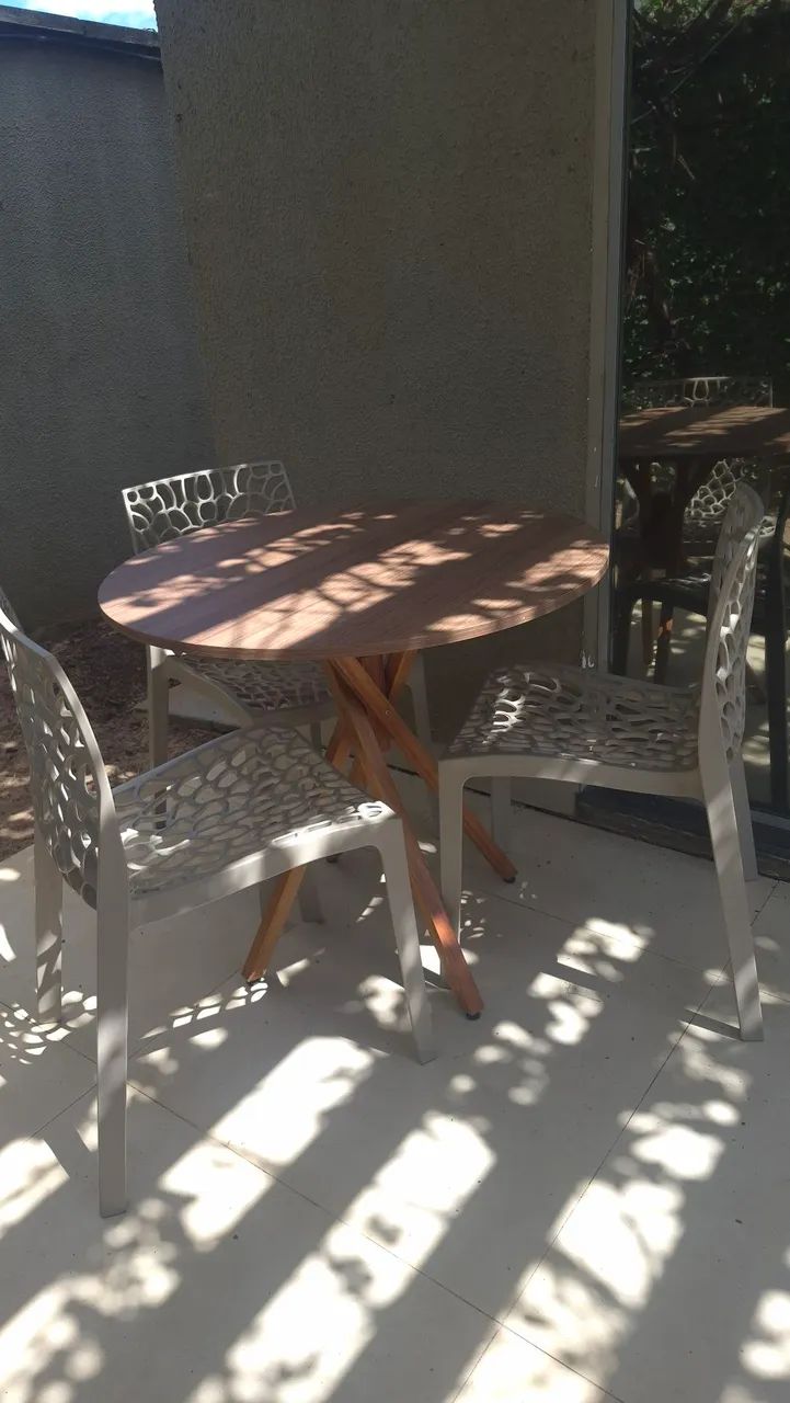 Mesa com 4 cadeiras 
