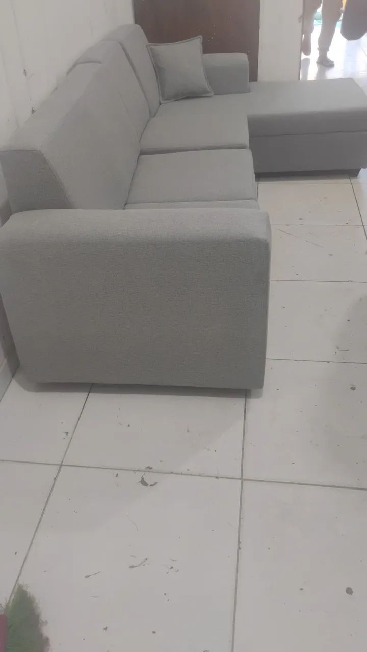 Sofá charse no tecido de linho acompanhado de pequenas almofadas como brinde . - Foto 2