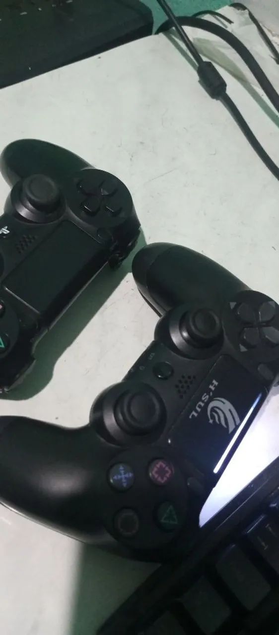 Dois controles de PS4 