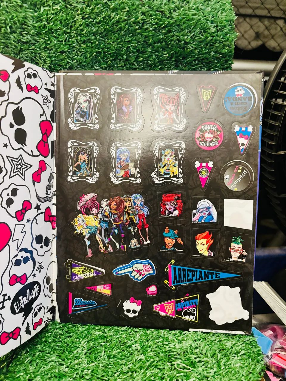 Livro Fearbook Monster High - Foto 2