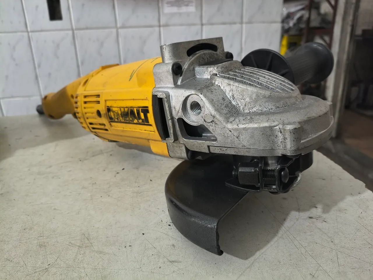 Esmerilhadeira Dewalt 7 polegadas DWE491 127V - Foto 3