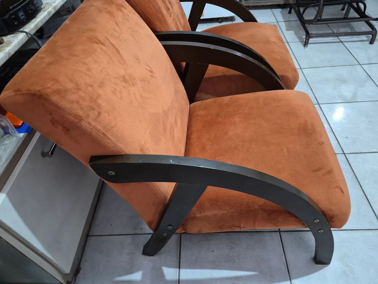 poltronas decorativas de madeira com braço curvo ou cadeiras - Foto 3