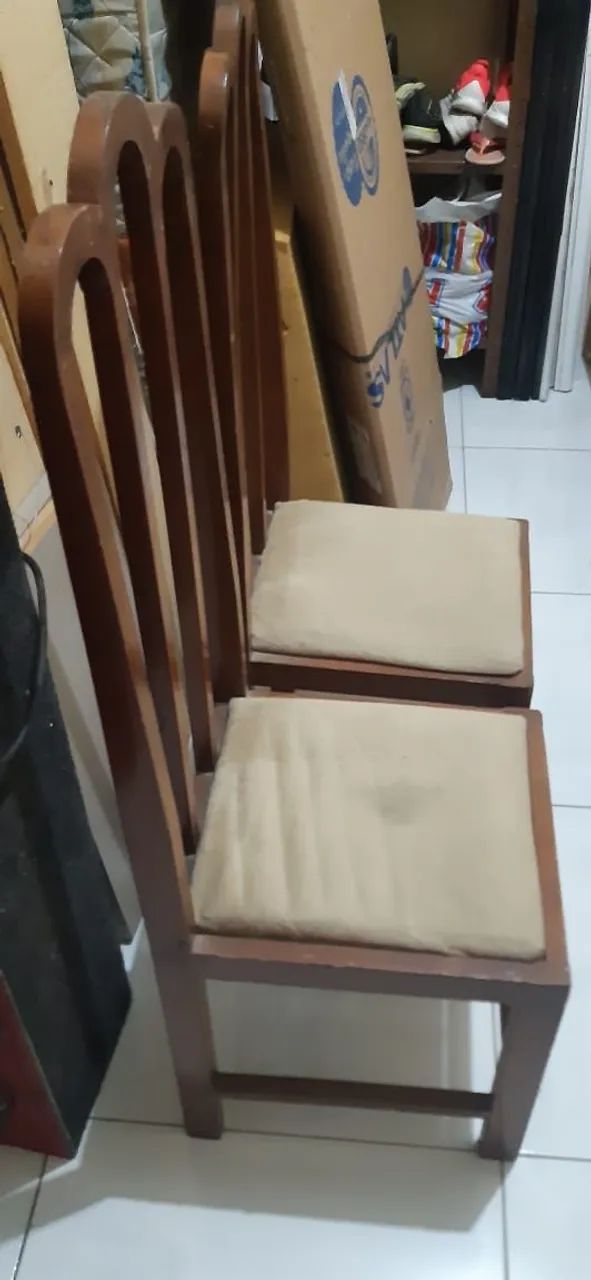 Duas cadeiras de madeira com acento acolchoado  - Foto 2