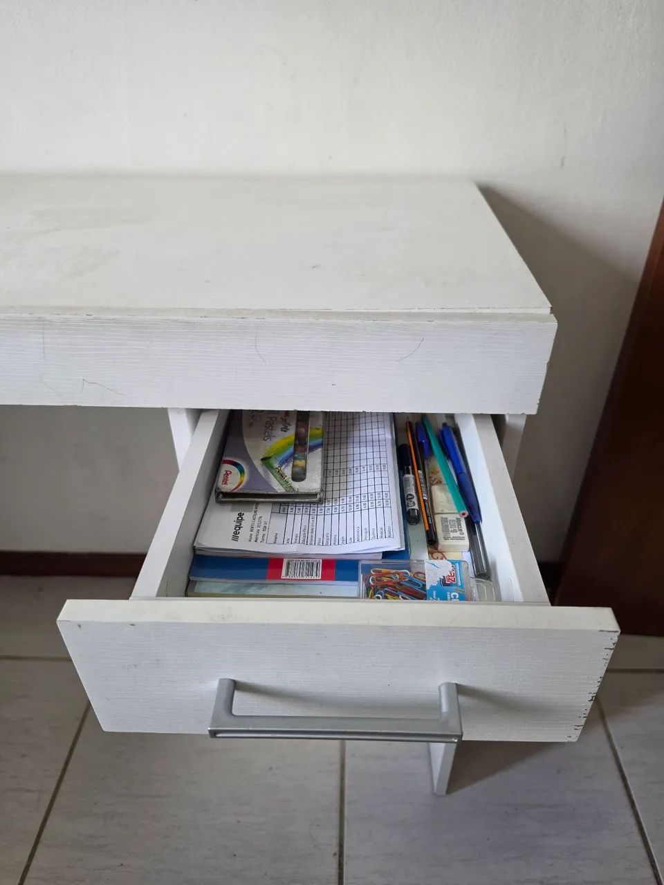 Escrivaninha Infantil Branca com Gaveta - Compacta e Funcional - Foto 2