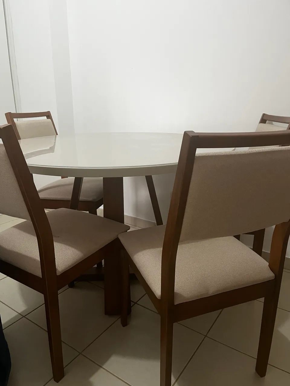 MESA com CADEIRAS QUASE NUNCA USADA 