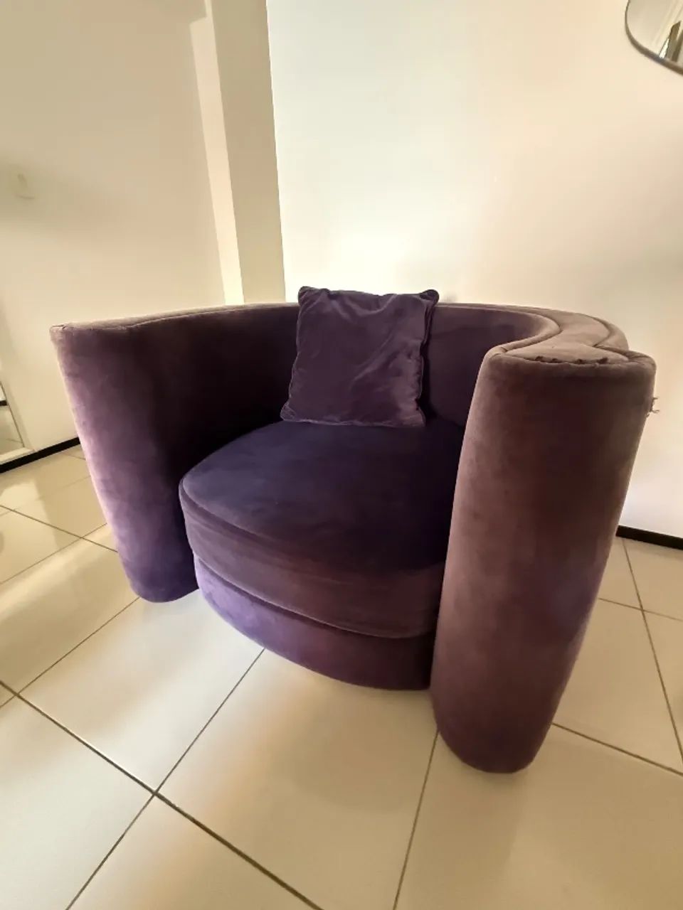 Par de poltronas robustas  com design exclusivo 
