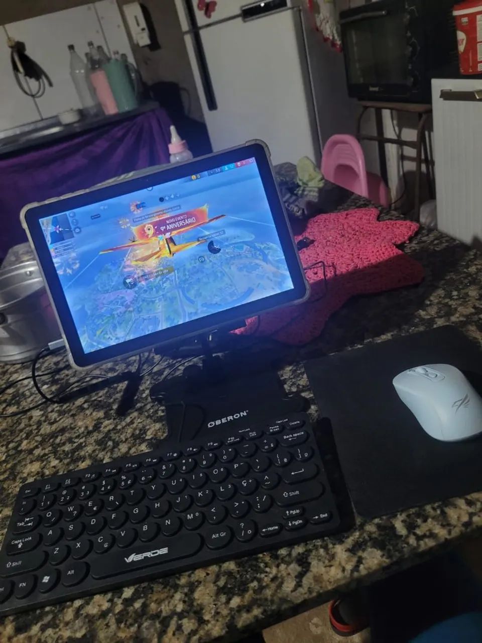 Tablet com teclado e mouse