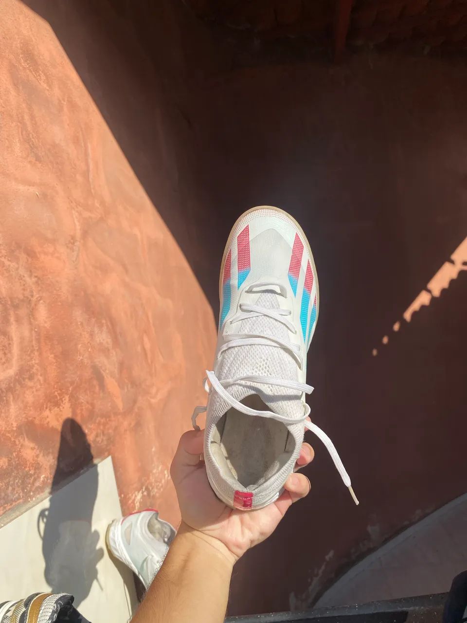 Chuteira Adidas X CrazyFast.1 Society na cor Branca com detalhes em Azul e Rosa (SEMINOVA) - Foto 4