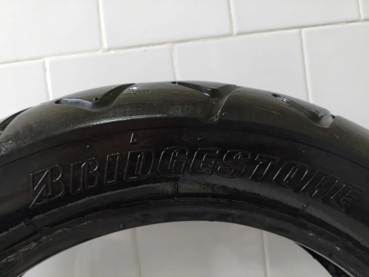Pneu Bridgestone 150/80/16 sem cortes sem conserto 80% de borracha  - Foto 2