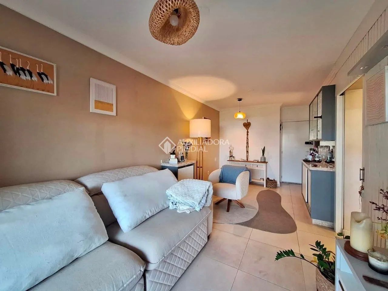 Auxiliadora Predial aluga, apartamento 2 dormitórios, sendo uma suíte, totalmente mobiliad