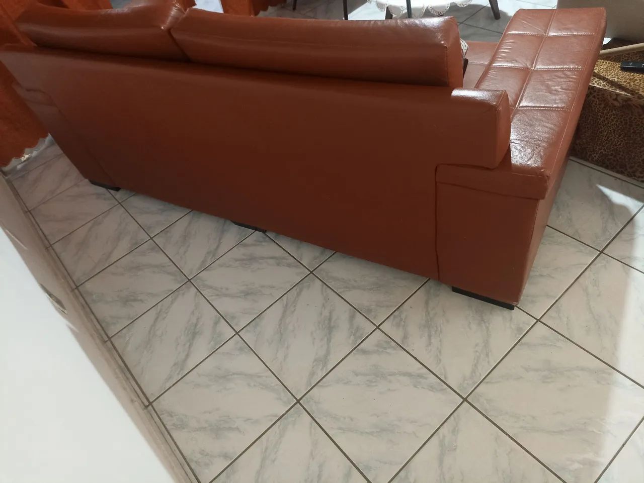Sofá em Courino cor Telha  - Foto 4