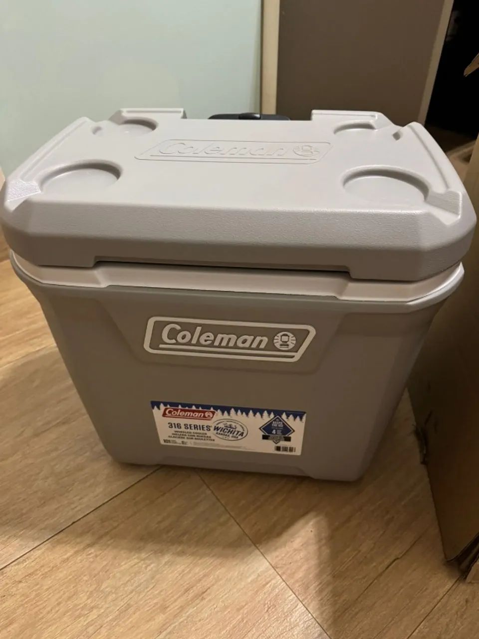 Caixa Térmica com Rodas 61,5L Silver Ash Coleman - Foto 2