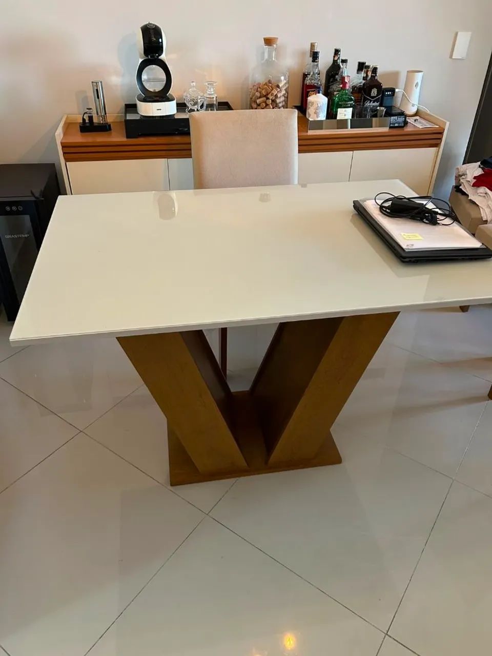 Conjunto mesa e 4 cadeiras retangular tampo vidro apoio madeira - Foto 5